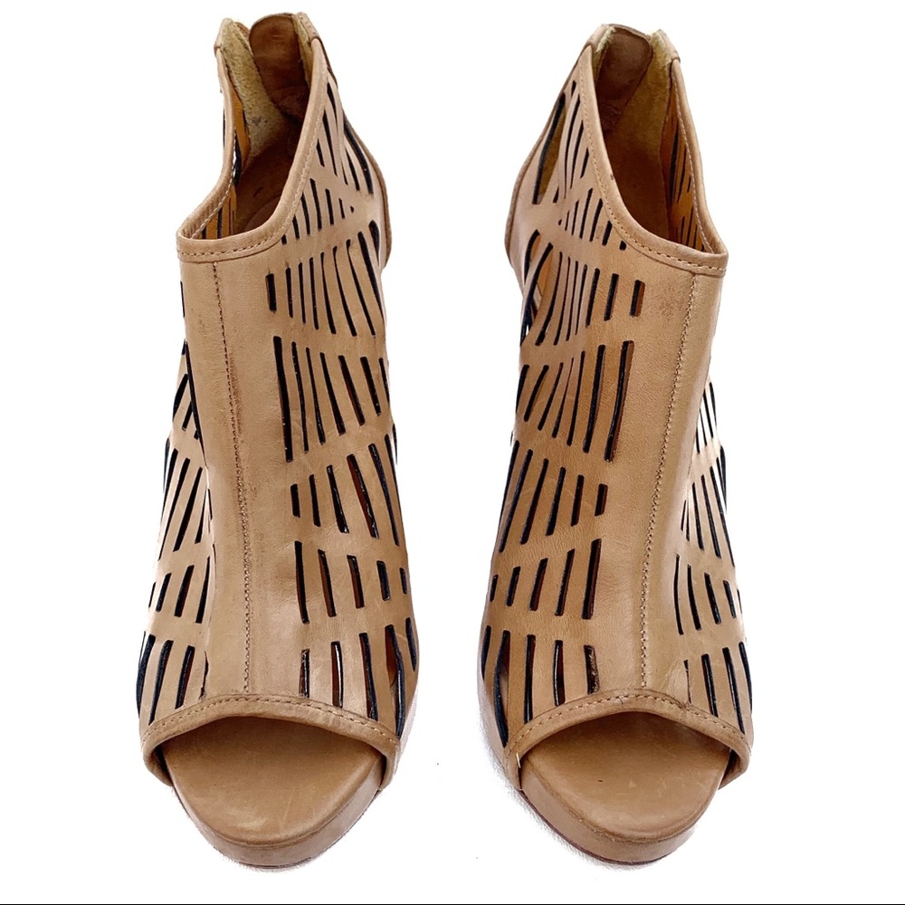 Pour La Victoire Sz 7 Tan Caged Wedge Sandals